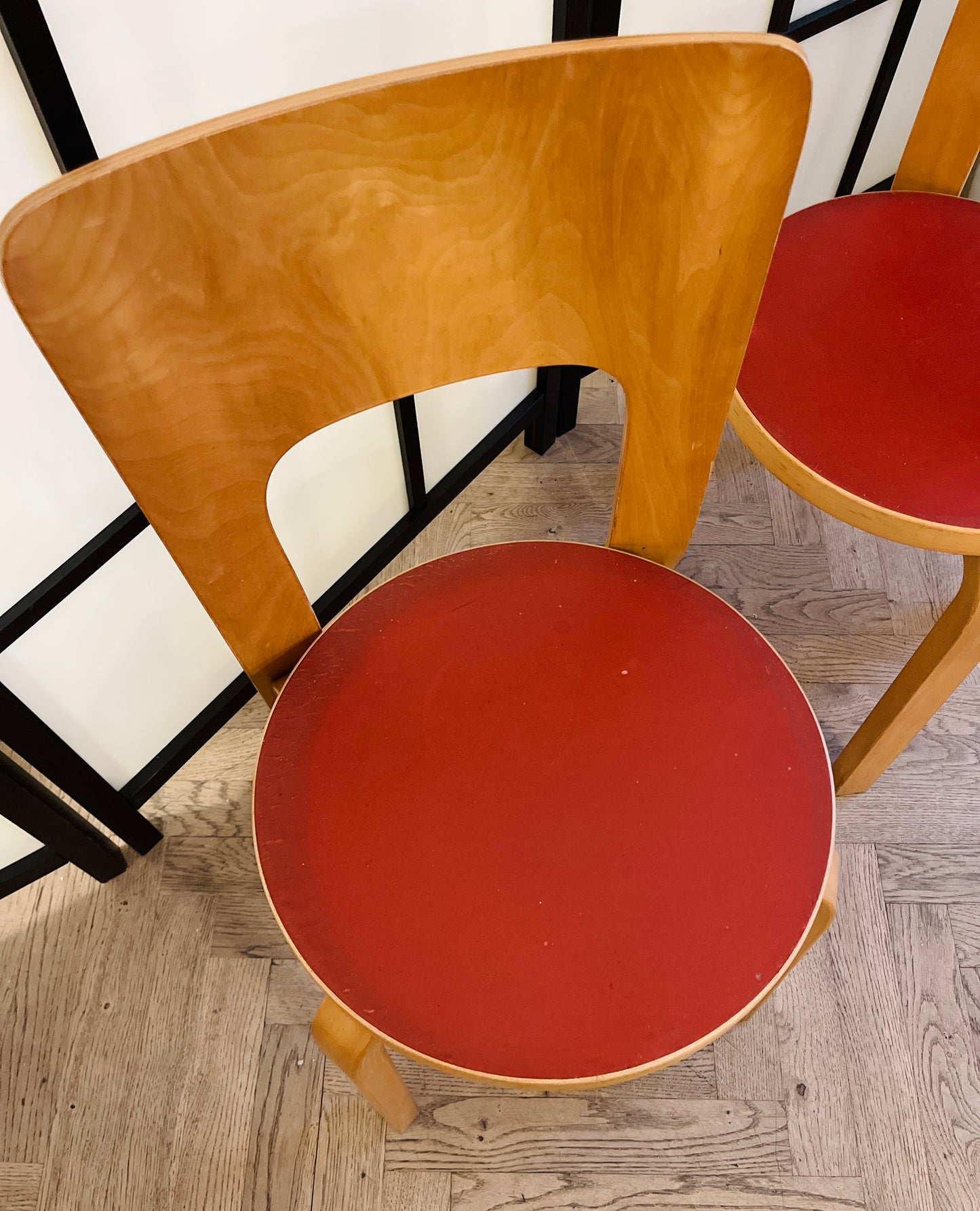 Sæt á to originale Alvar Aalto Model 66 spisebordsstole – rødt sæde