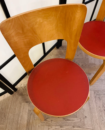 Sæt á to originale Alvar Aalto Model 66 spisebordsstole – rødt sæde