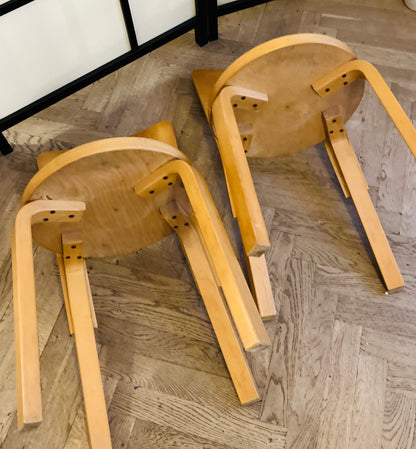 Sæt á to originale Alvar Aalto Model 66 spisebordsstole – rødt sæde