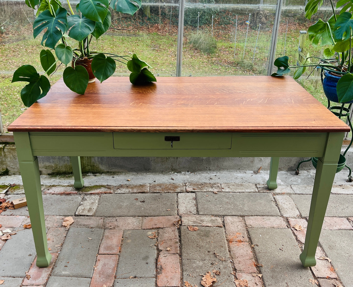 Stort, gammelt bord i patineret egetræ