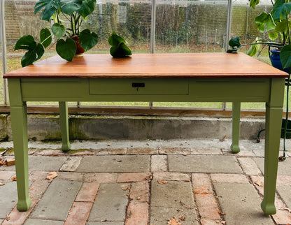 Stort, gammelt bord i patineret egetræ