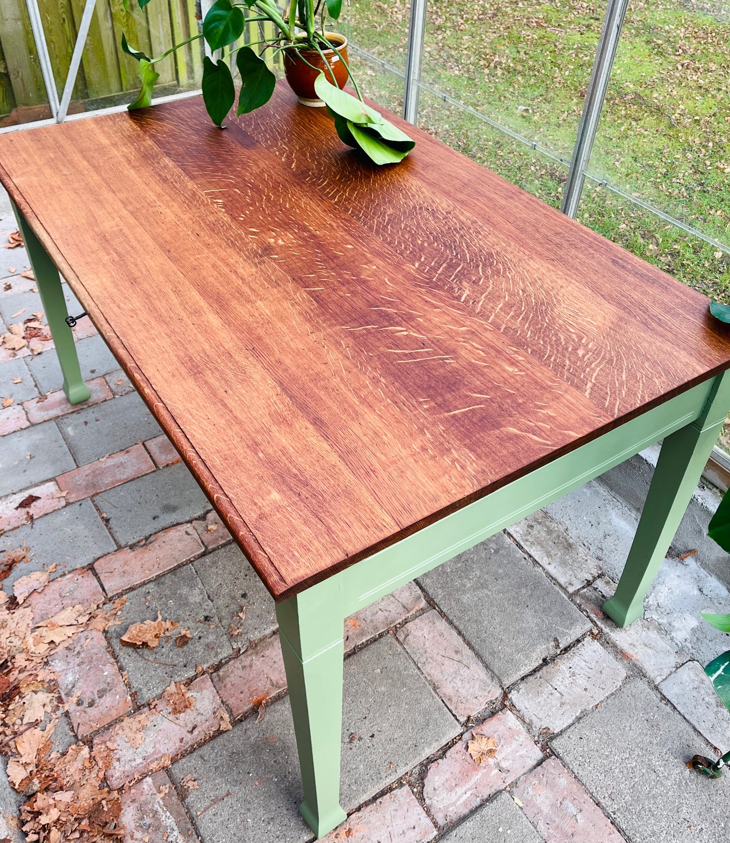 Stort, gammelt bord i patineret egetræ