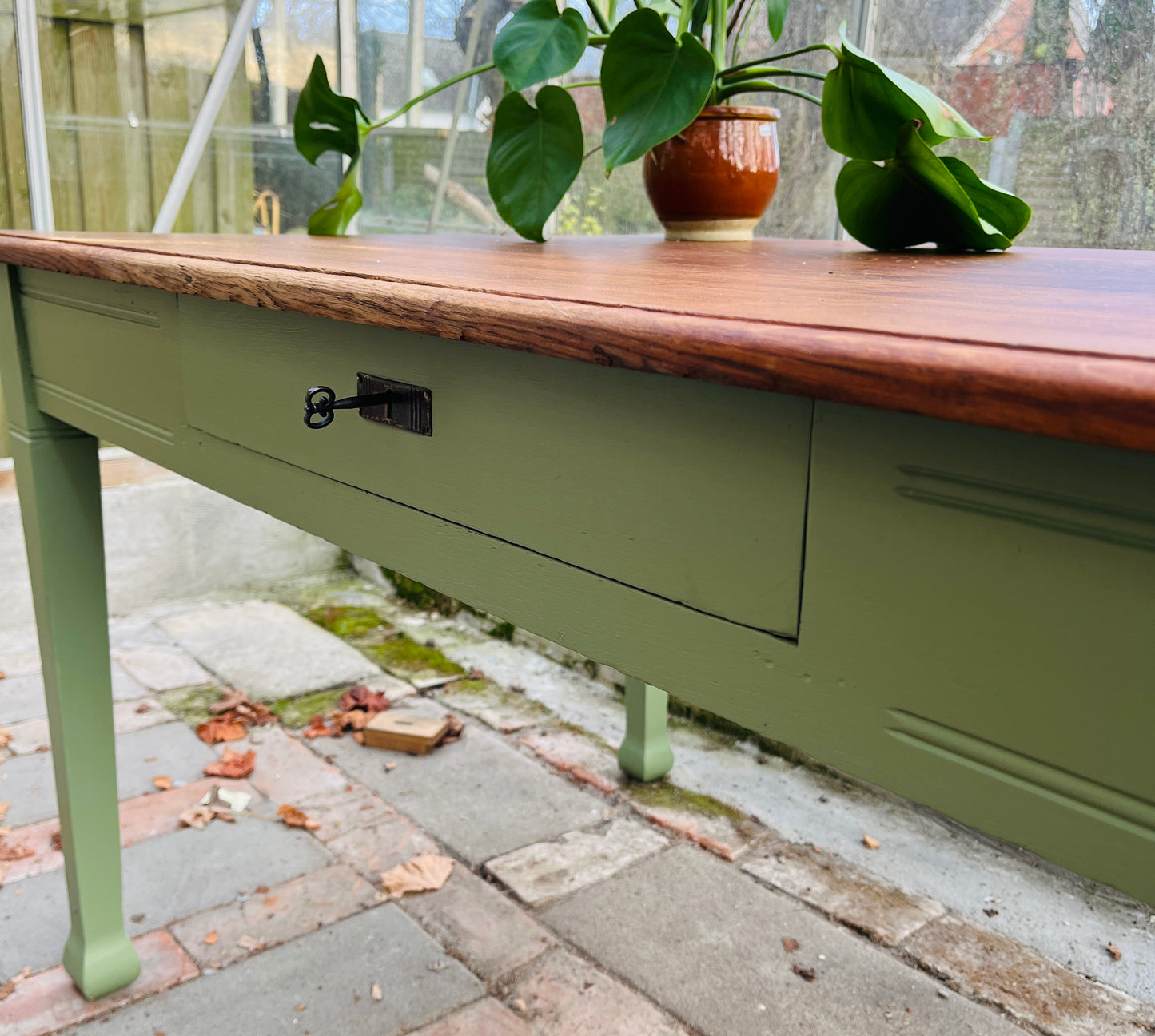 Stort, gammelt bord i patineret egetræ