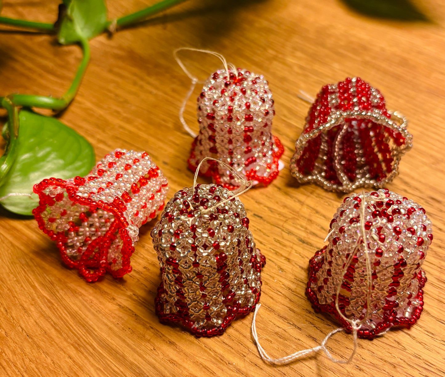 5 små perle-juleklokker til ophæng.