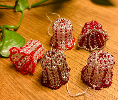 5 små perle-juleklokker til ophæng.