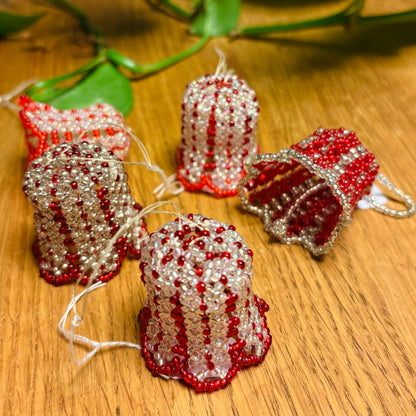 5 små perle-juleklokker til ophæng.