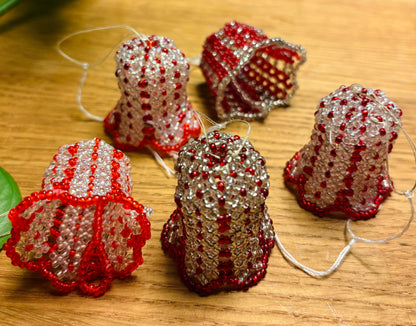 5 små perle-juleklokker til ophæng.