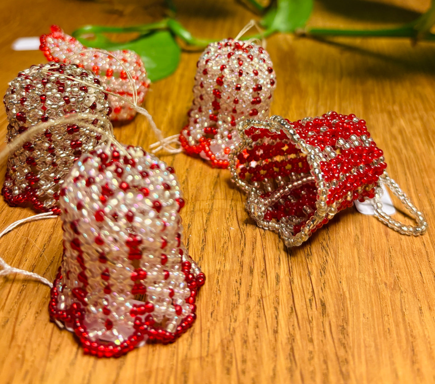 5 små perle-juleklokker til ophæng.