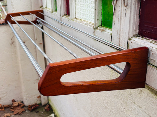 Vintage hattehylde i teak og krom