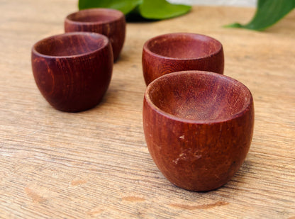 4 stk. æggebægre i teak