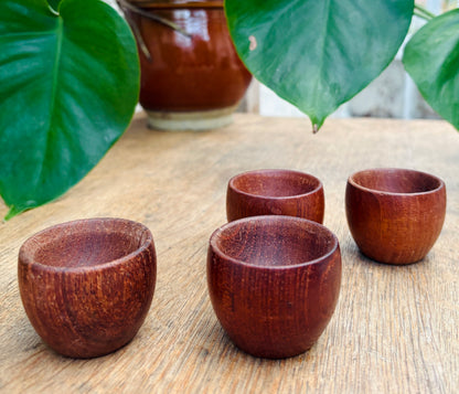 4 stk. æggebægre i teak