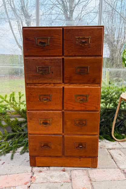 Arkivskab med 10 skuffer og patinerede messinggreb
