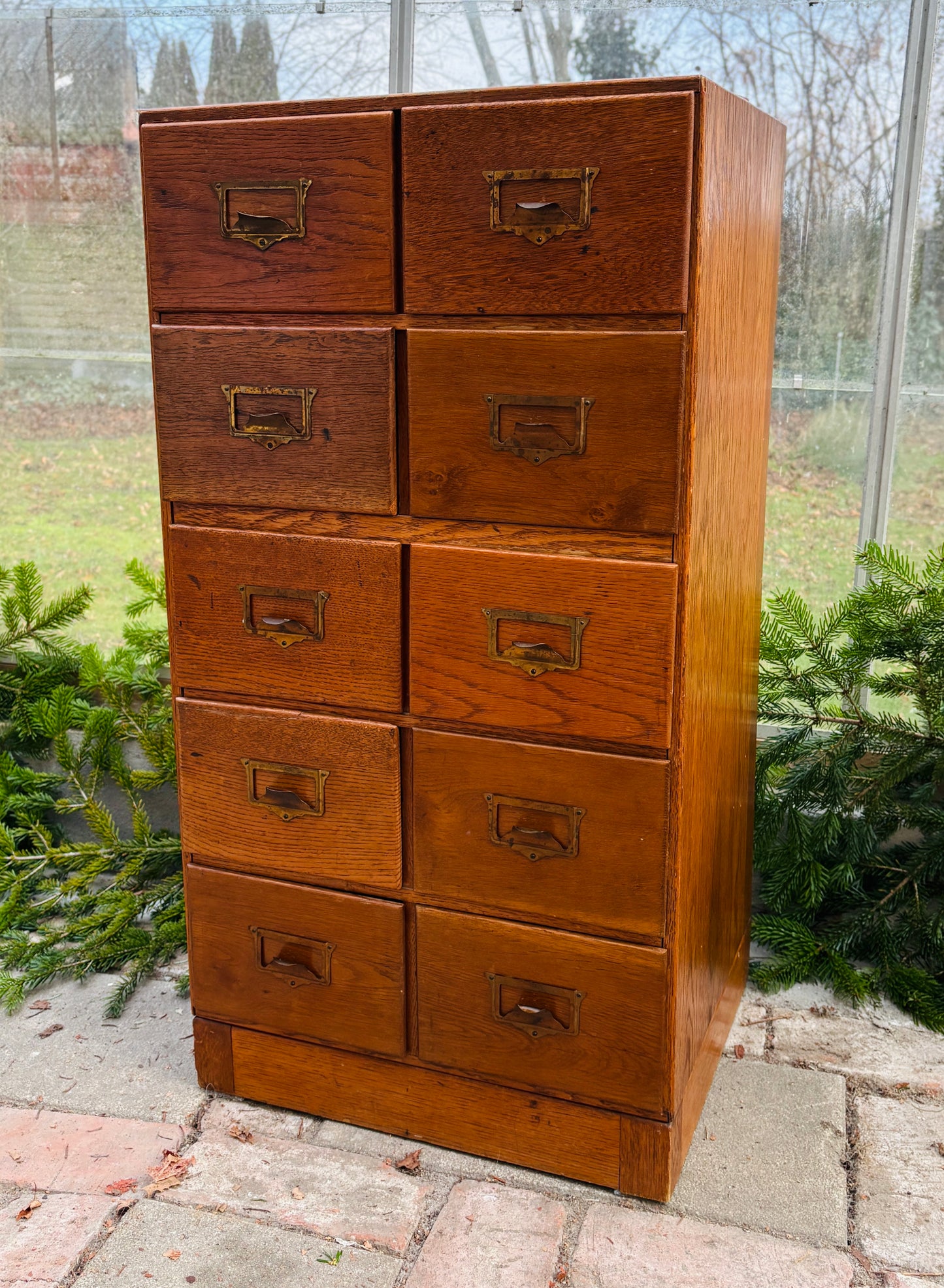 Arkivskab med 10 skuffer og patinerede messinggreb