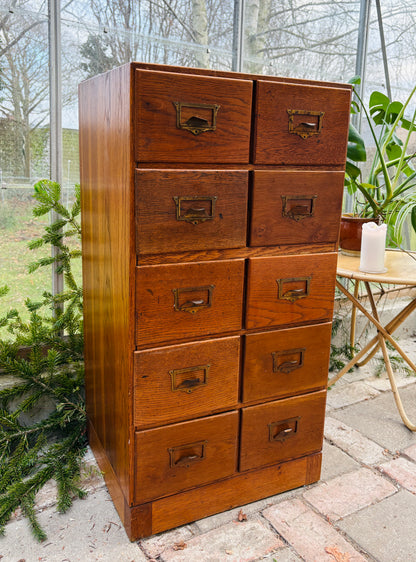 Arkivskab med 10 skuffer og patinerede messinggreb