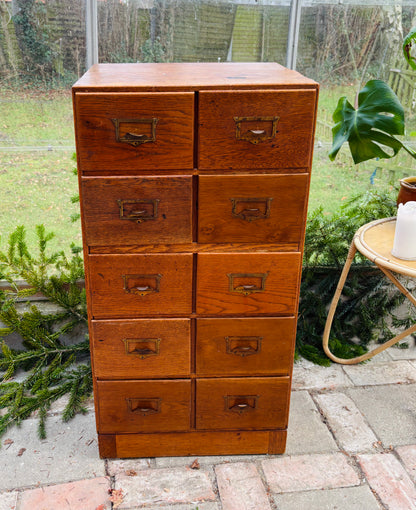 Arkivskab med 10 skuffer og patinerede messinggreb