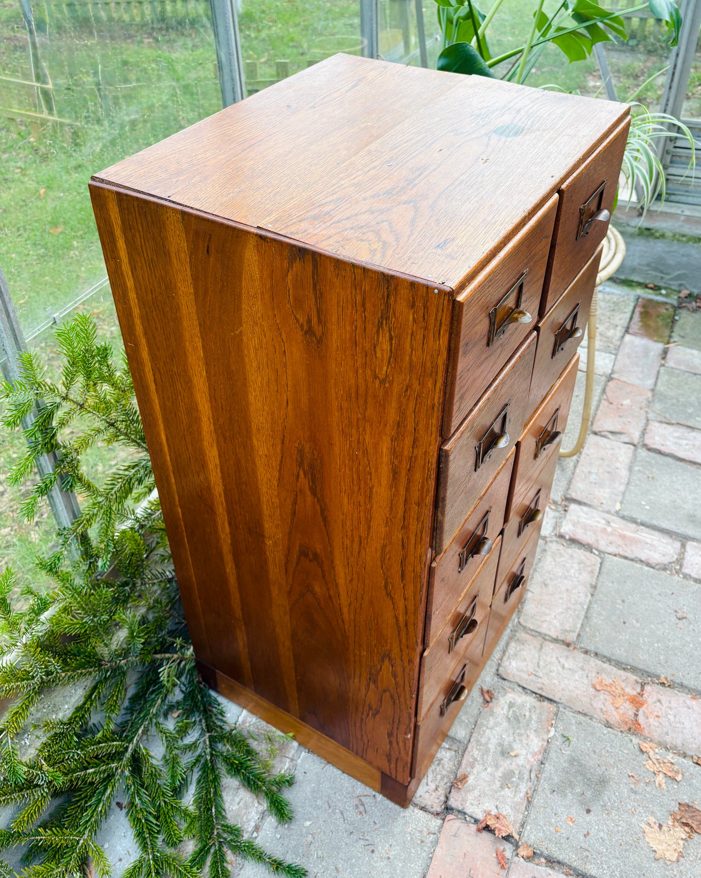 Arkivskab med 10 skuffer og patinerede messinggreb