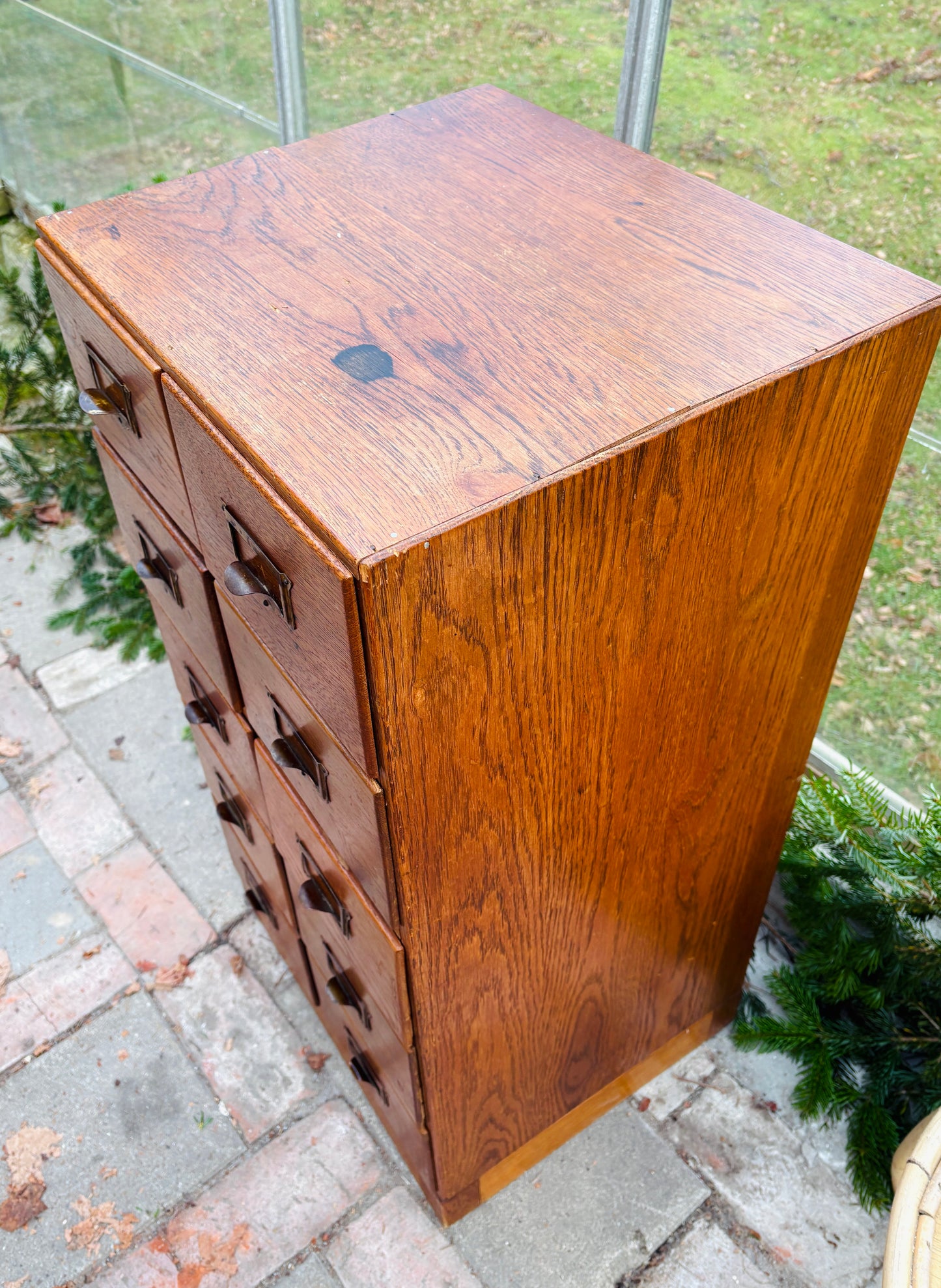 Arkivskab med 10 skuffer og patinerede messinggreb