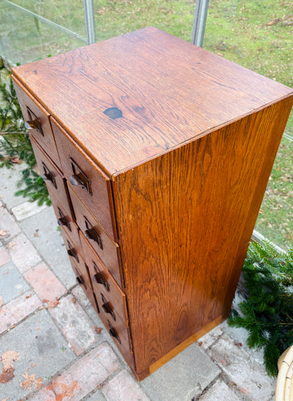 Arkivskab med 10 skuffer og patinerede messinggreb