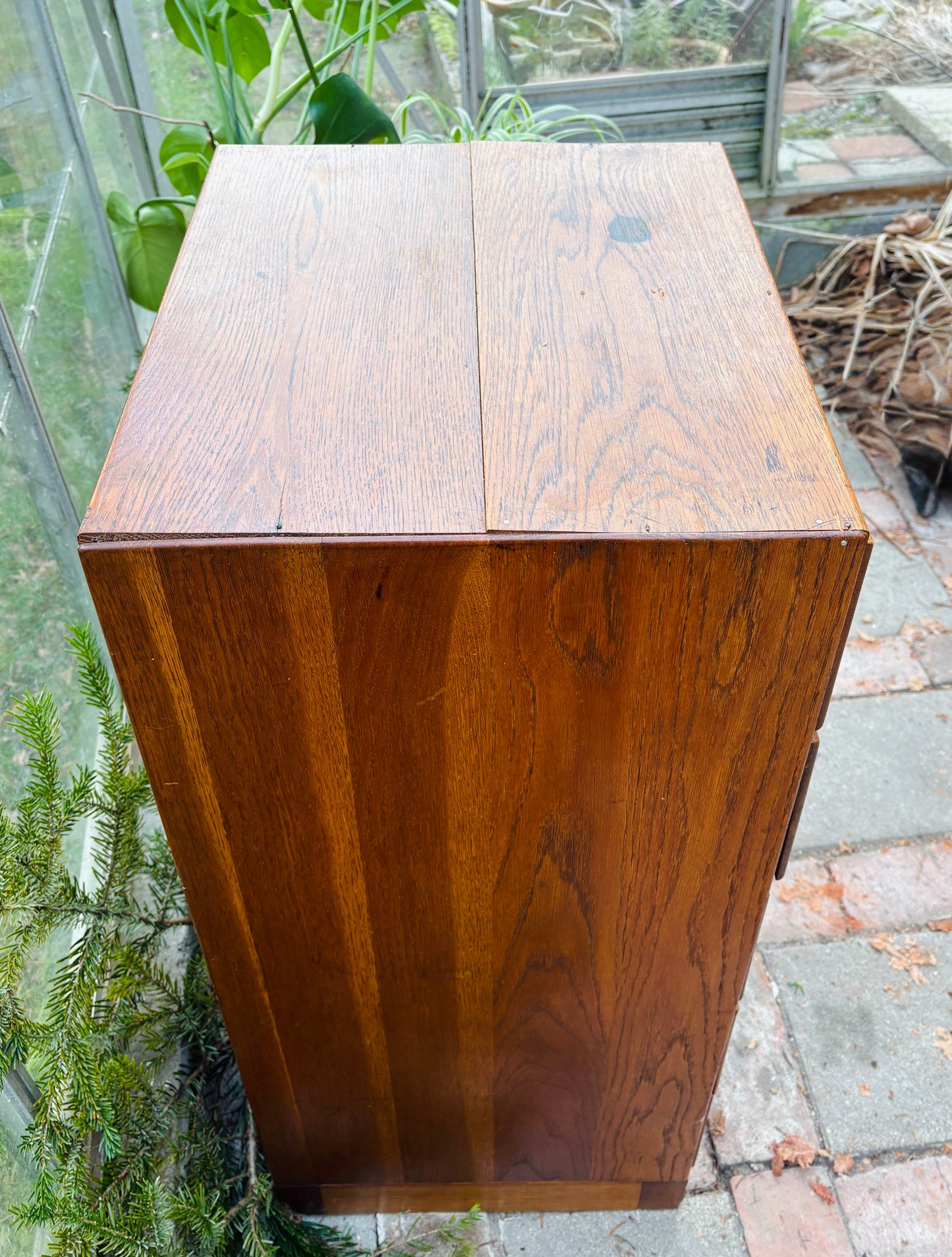 Arkivskab med 10 skuffer og patinerede messinggreb