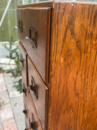 Arkivskab med 10 skuffer og patinerede messinggreb