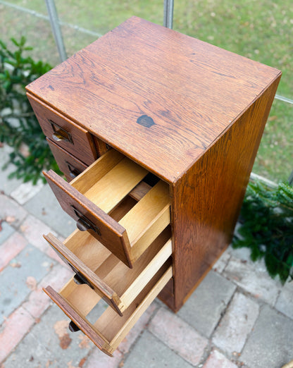 Arkivskab med 10 skuffer og patinerede messinggreb