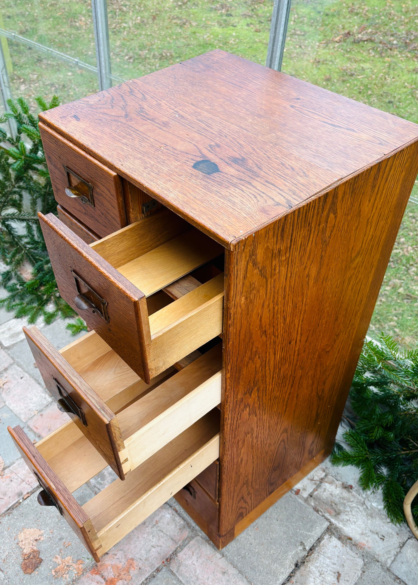 Arkivskab med 10 skuffer og patinerede messinggreb