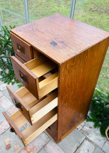 Arkivskab med 10 skuffer og patinerede messinggreb