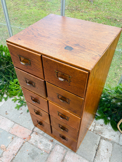 Arkivskab med 10 skuffer og patinerede messinggreb