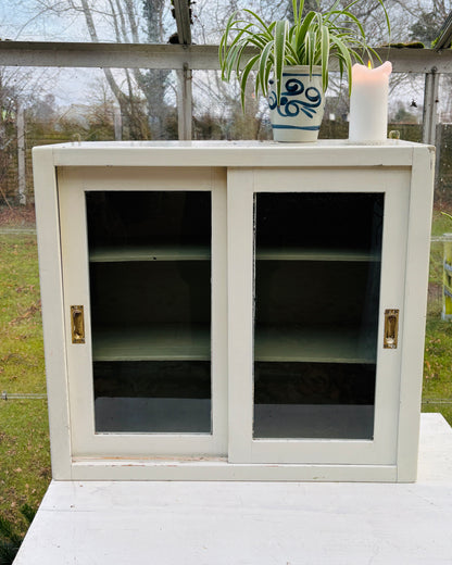 Vitrine med skydelåger