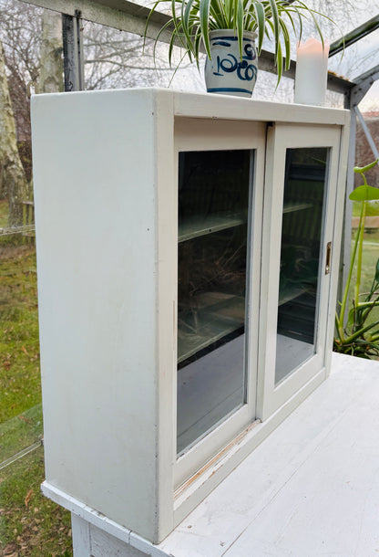 Vitrine med skydelåger