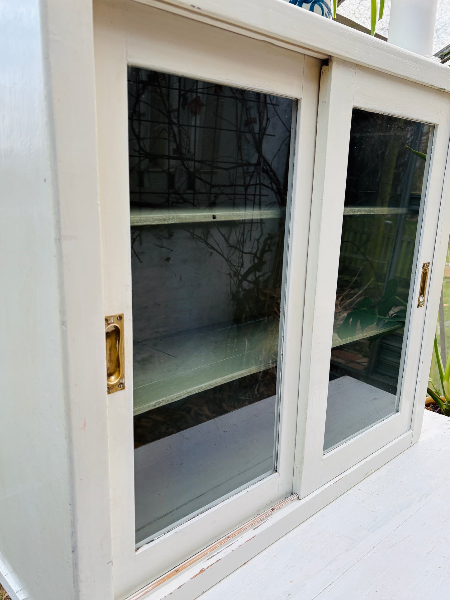 Vitrine med skydelåger