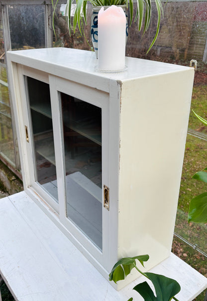 Vitrine med skydelåger