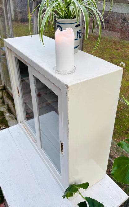 Vitrine med skydelåger