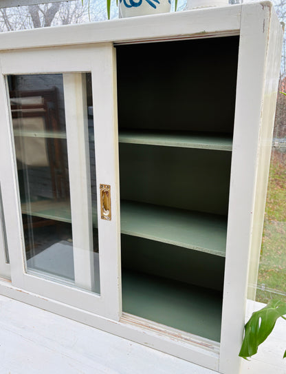 Vitrine med skydelåger