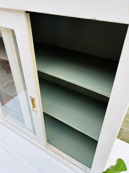 Vitrine med skydelåger