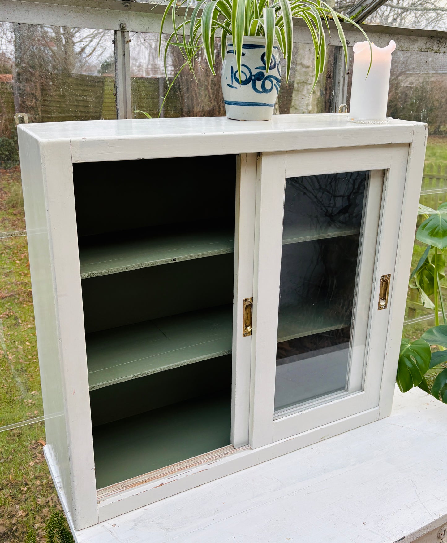 Vitrine med skydelåger