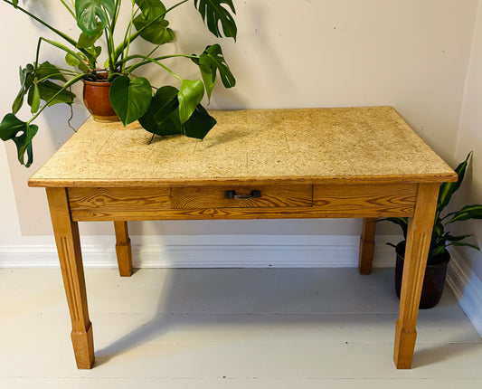 Fyrretræsbord med skuffe