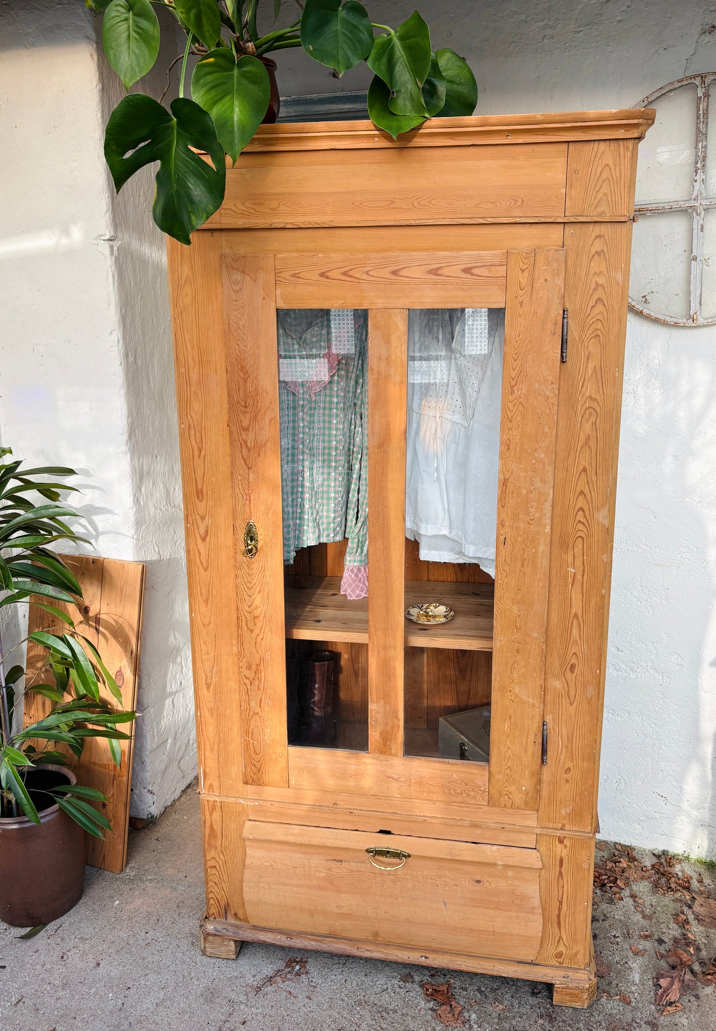 Gammelt karlekammerskab i fyrretræ