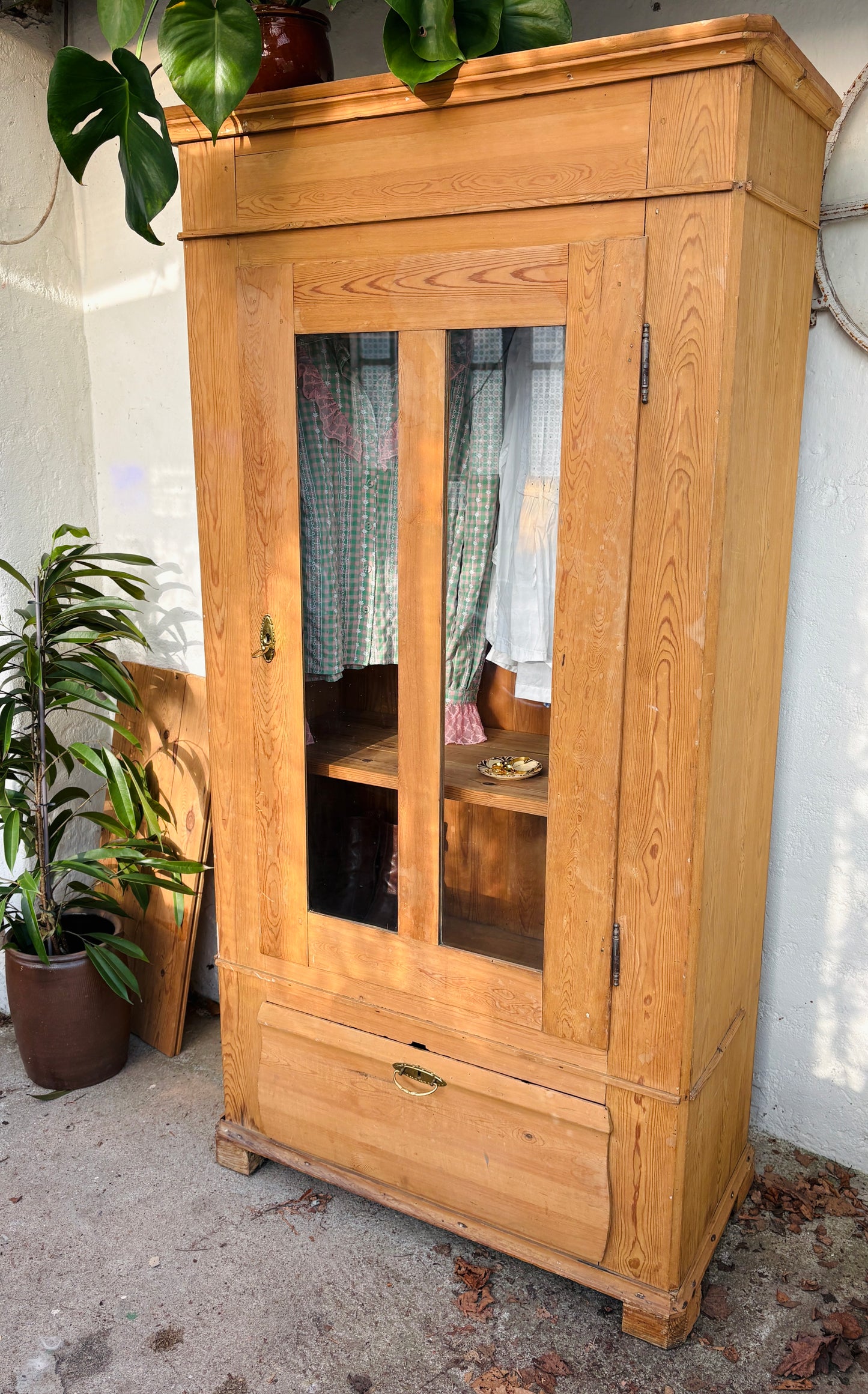 Gammelt karlekammerskab i fyrretræ