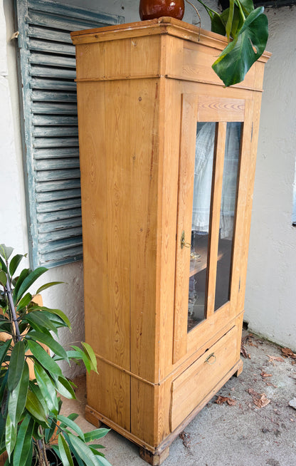 Gammelt karlekammerskab i fyrretræ