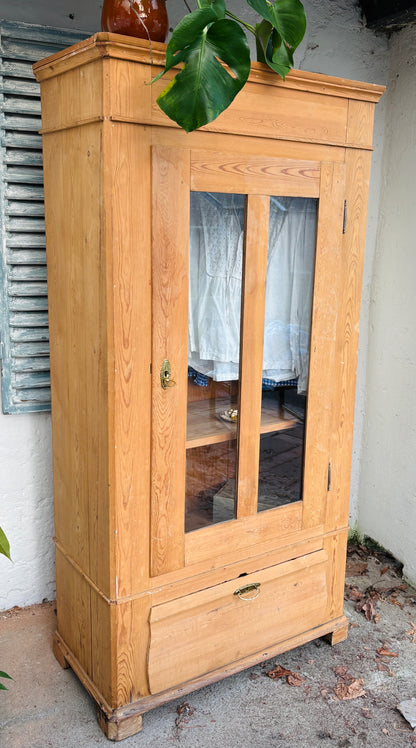 Gammelt karlekammerskab i fyrretræ