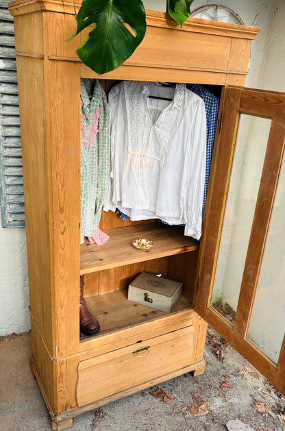 Gammelt karlekammerskab i fyrretræ