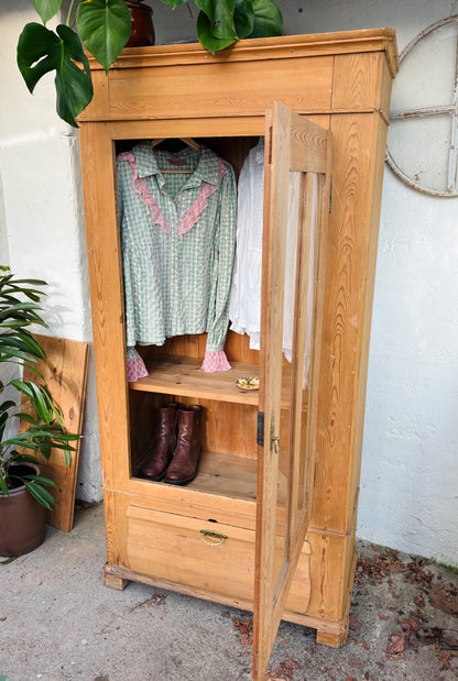 Gammelt karlekammerskab i fyrretræ