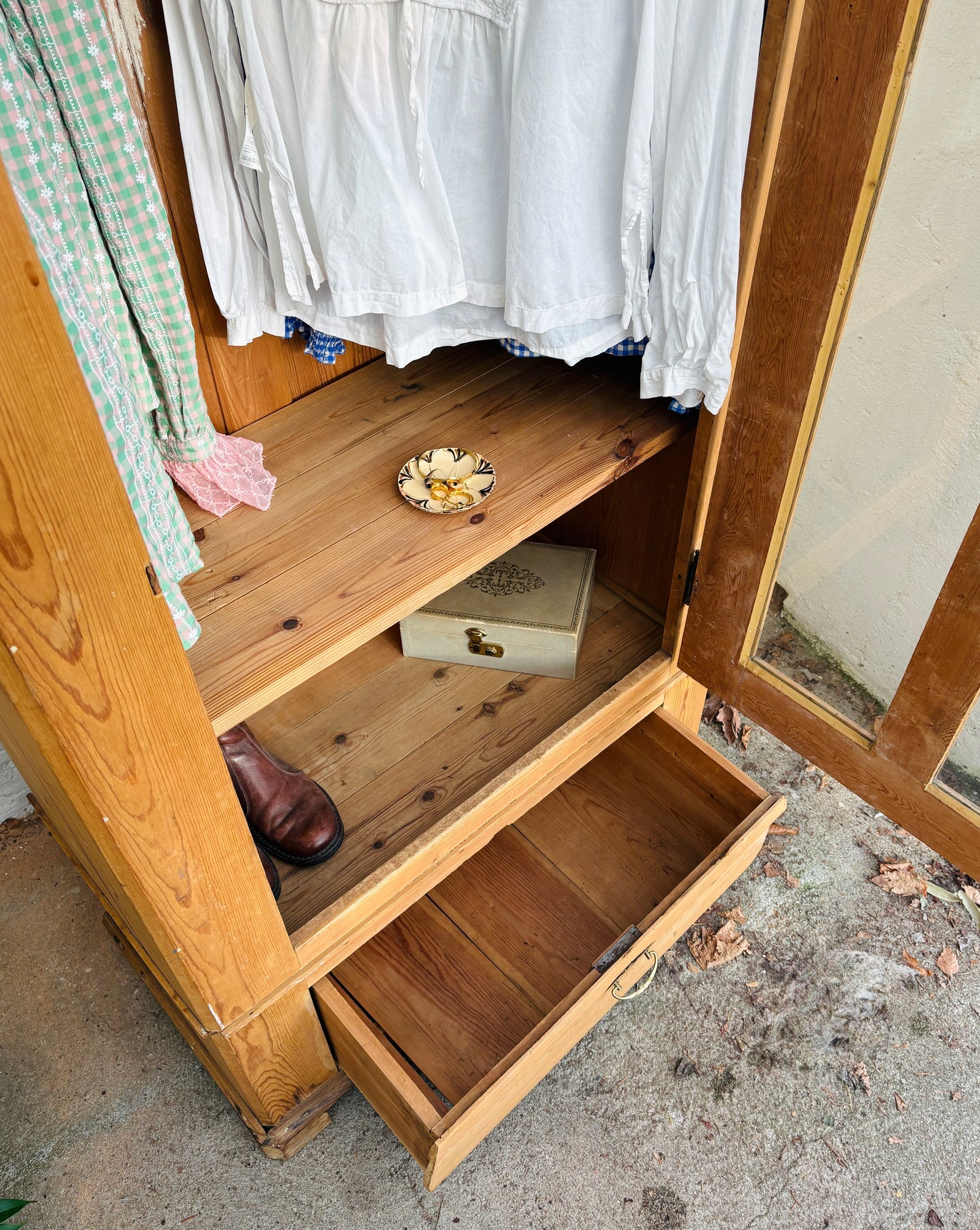 Gammelt karlekammerskab i fyrretræ