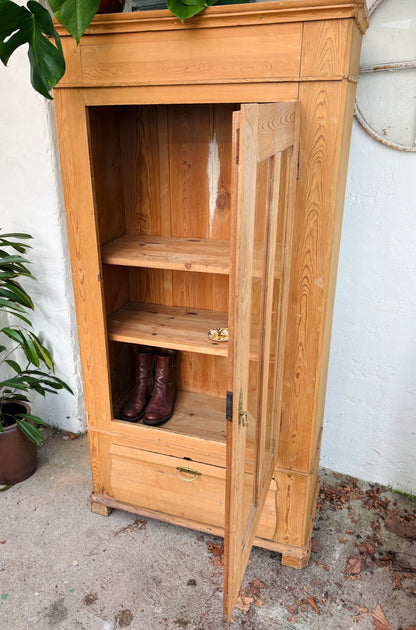 Gammelt karlekammerskab i fyrretræ