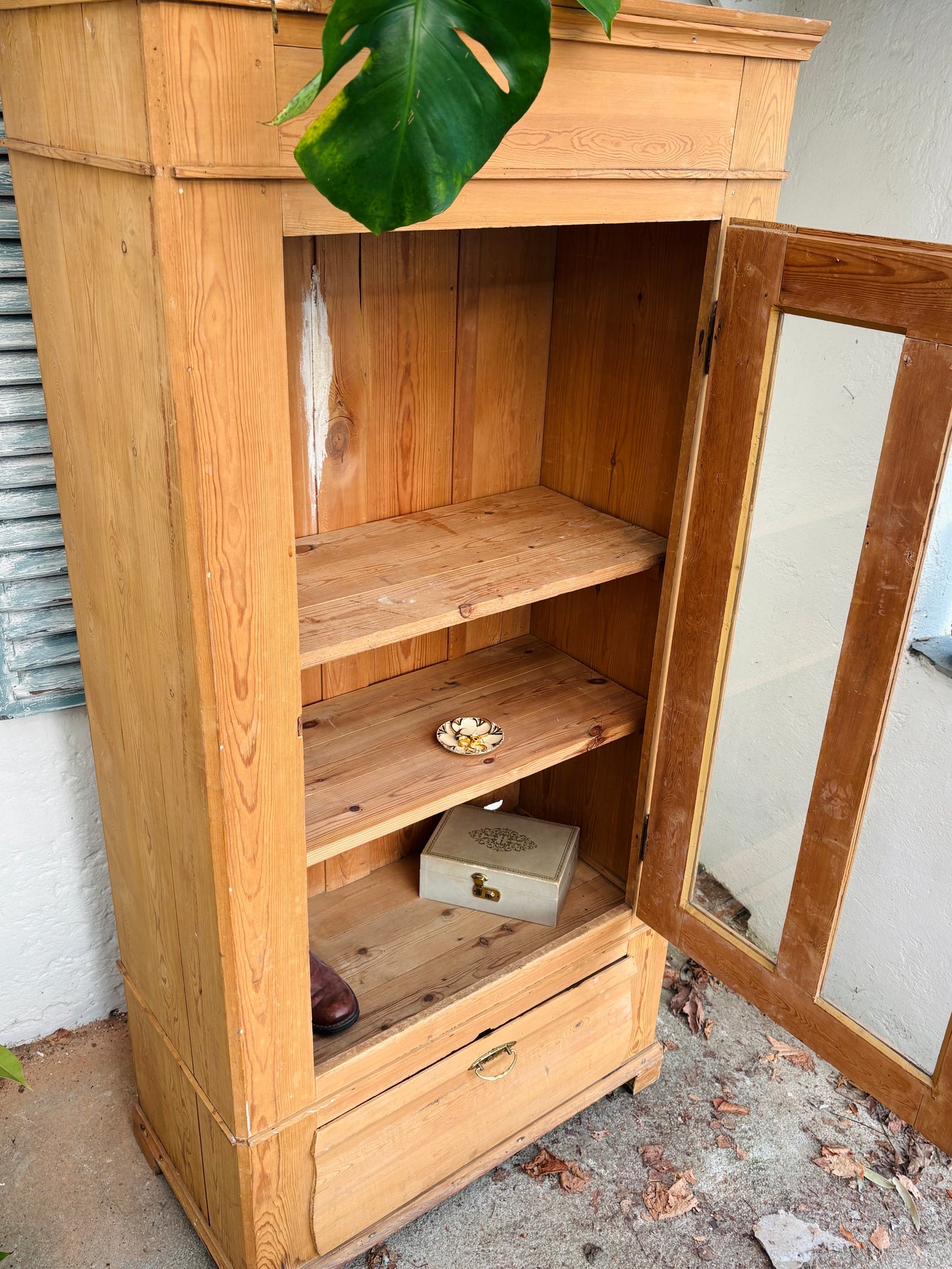 Gammelt karlekammerskab i fyrretræ