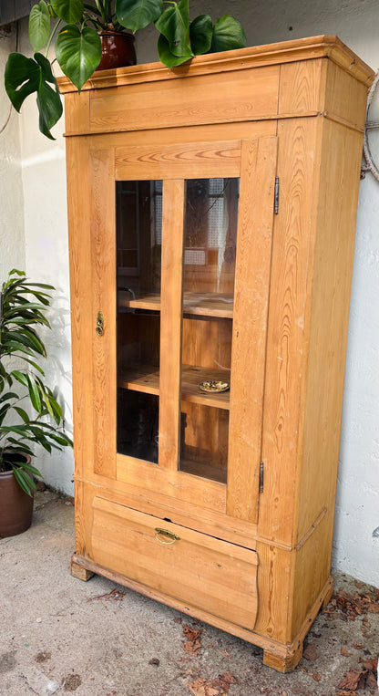 Gammelt karlekammerskab i fyrretræ