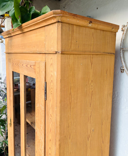 Gammelt karlekammerskab i fyrretræ