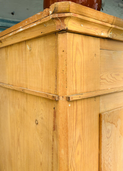 Gammelt karlekammerskab i fyrretræ