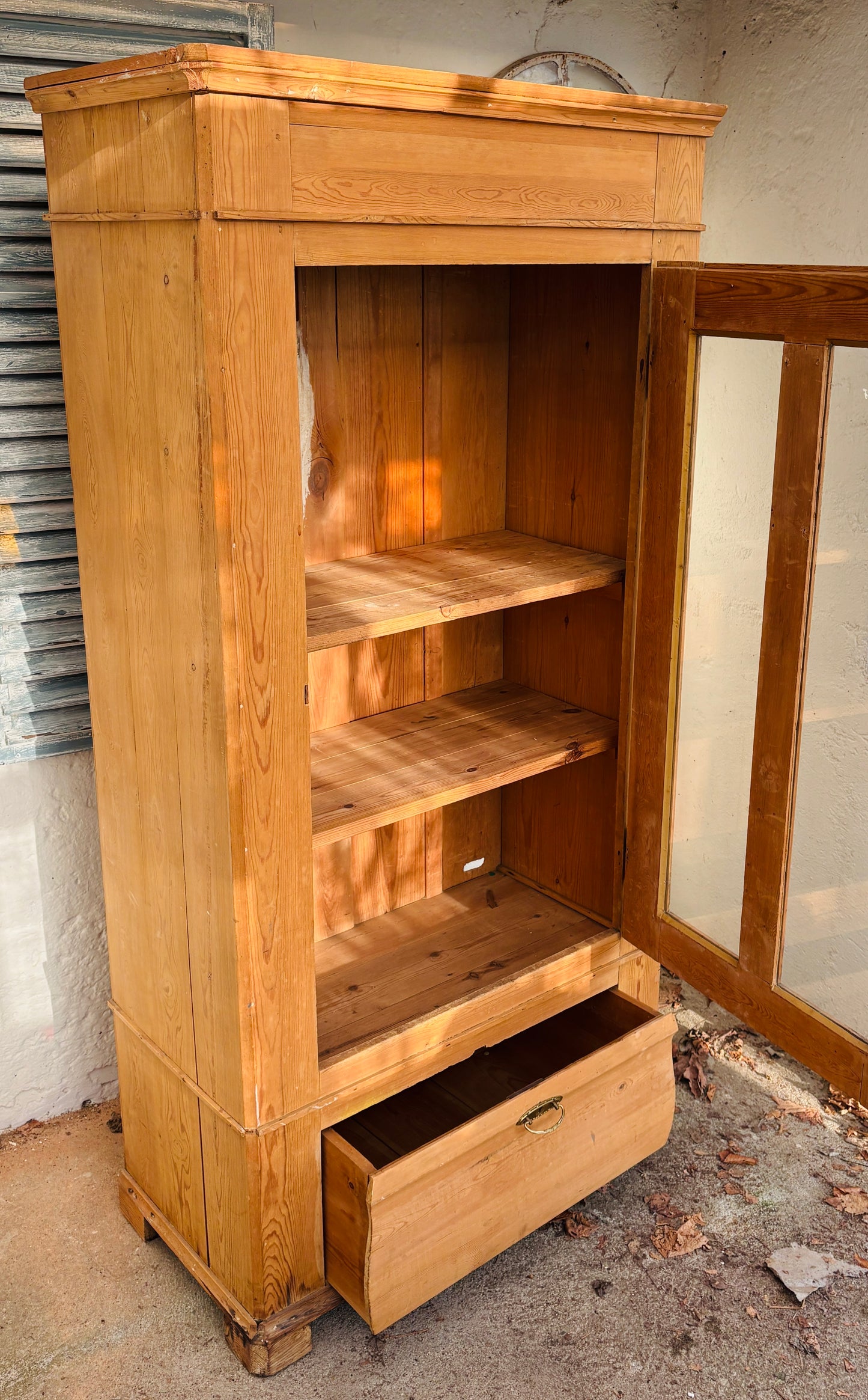 Gammelt karlekammerskab i fyrretræ